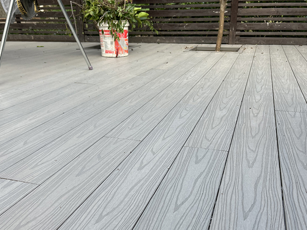 如何清洁和保养塑木地板？